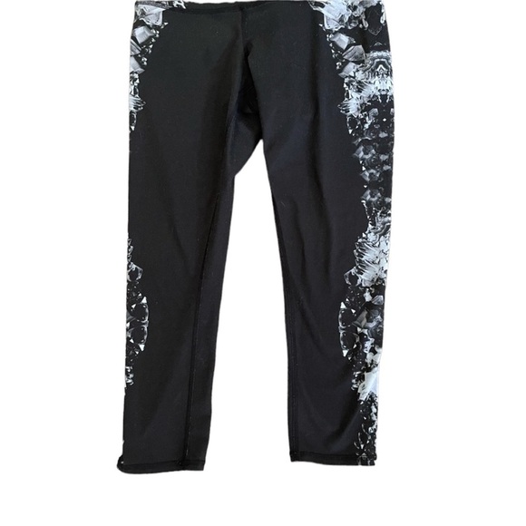 Alo Yoga High Waisted Floral Capri Leggings - Picture 6 of 9